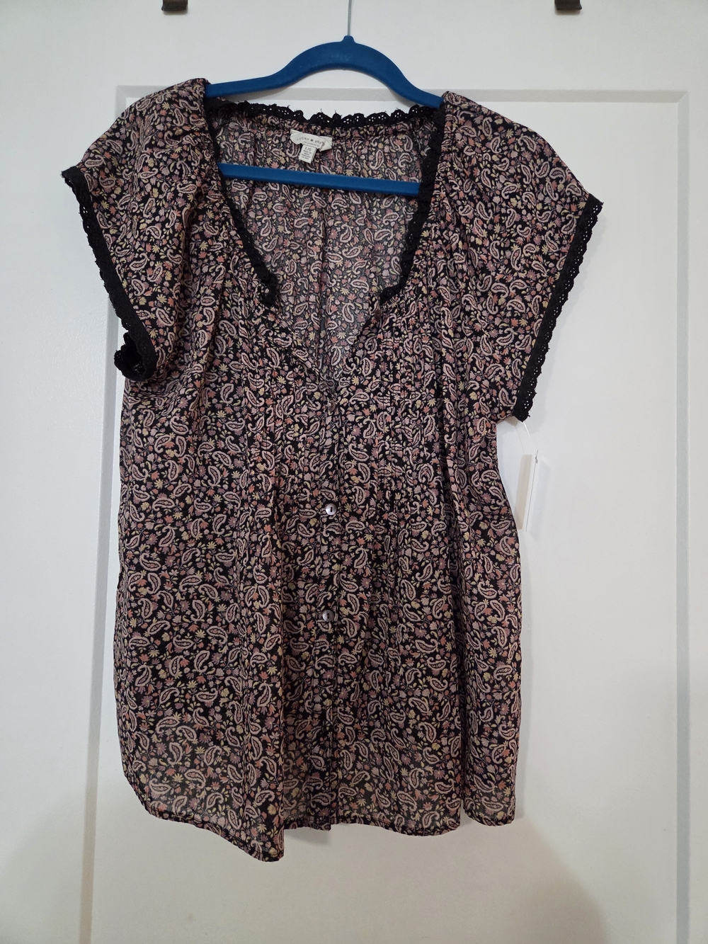 Lucky Brand Women’s Paisley V-Neck Blouse in Black and Pink Sz L
